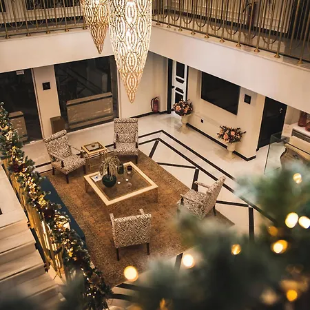 Kyniska Palace Conference & מלון 5*